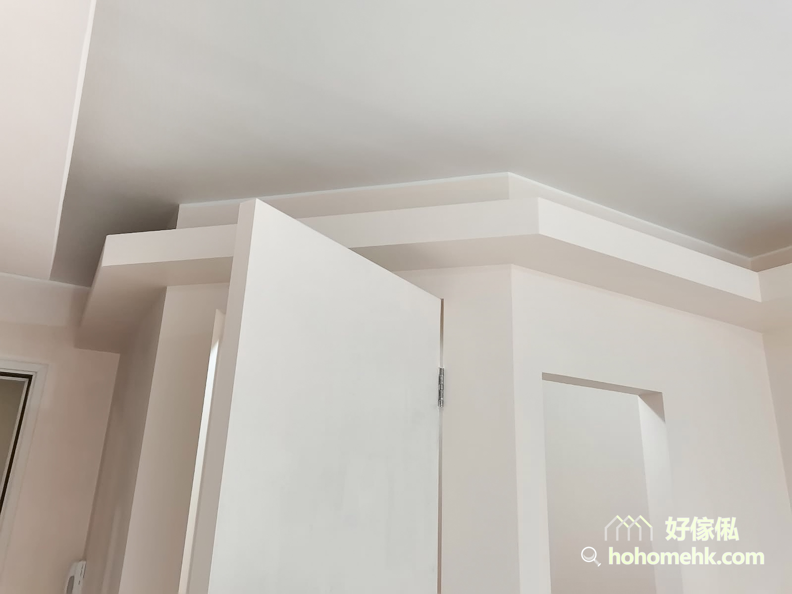 木板除了可以用來做家具和隔間外，還可以建造天花板燈槽。圍著全屋空間訂做一整列的燈槽，柔和的光線讓空間充滿溫馨感與造型感