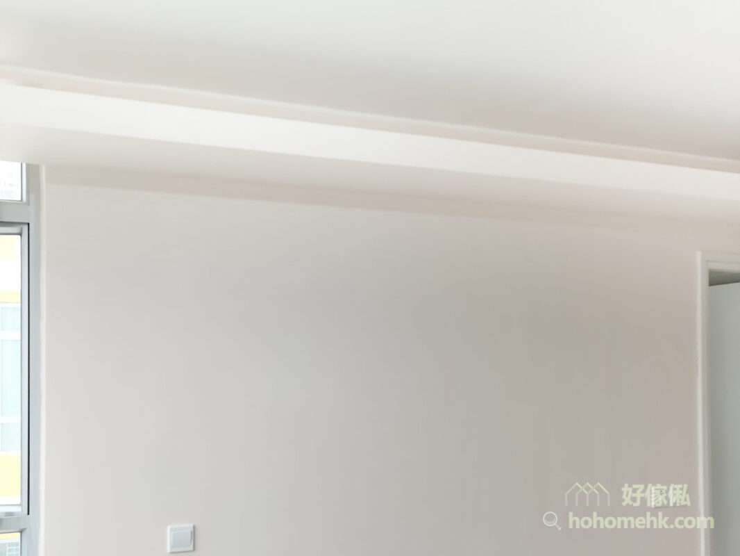 木板除了可以用來造傢俬和間房外，還可以造天花燈槽。圍著全屋空間訂造一整列的燈槽，柔和的光線令空間充滿溫馨感與造型感