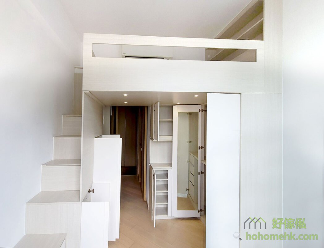客廳閣樓/閣樓床/樓梯櫃，如果客廳空間夠長，閣樓可以盡量遠離窗邊，避免遮擋採光，就能使整個空間顯得更寬敞