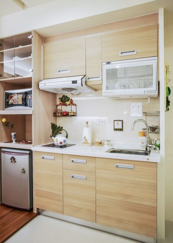 內崁式拉手不只造型簡單俐落，視覺上也會有跟廚櫃有一體化的感覺