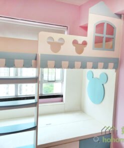 下格床的床頭和上格床的圍欄都有米奇老鼠形狀的裝飾，下格床是凸出去的圖案，而圍欄則是鏤空的設計，風格一致又不會單調
