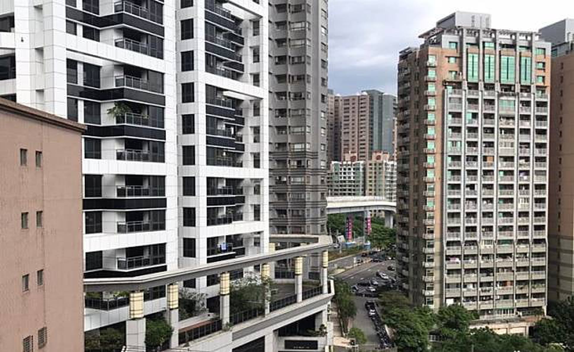 樓宇之間的外牆與平台排列