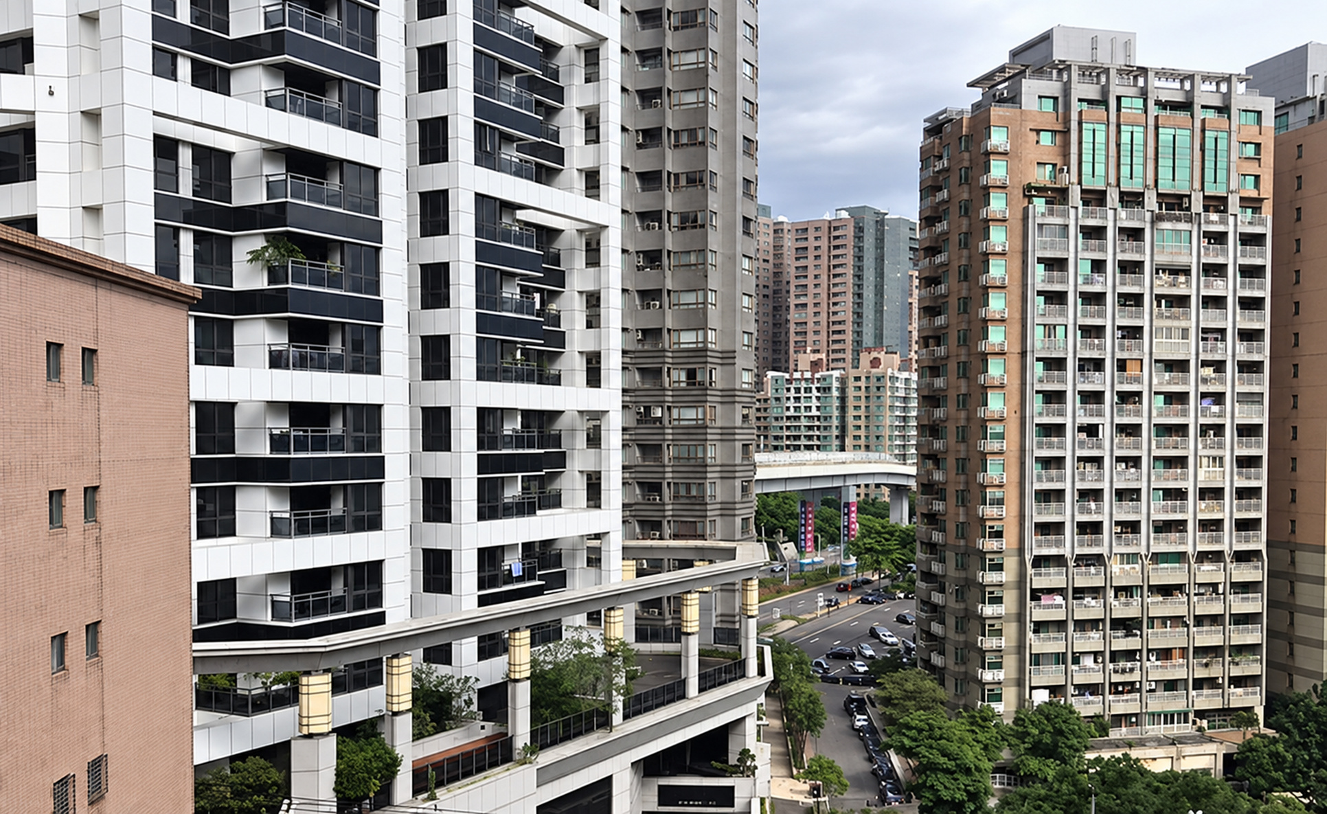 樓宇之間的外牆與平台排列