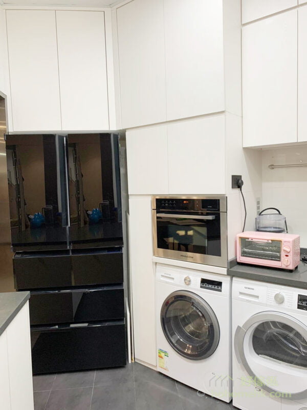 訂造廚櫃時若能提供準確的家電尺寸給我們的設計師，就可以確保抽油煙機、洗衣機、乾衣機、洗碗碟機、雪櫃等家電與廚櫃的尺寸完美配合