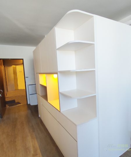 間房櫃當然可以做成雙面櫃,房內房外各有儲物空間,或者同一個儲物空間在房內房外都可以打開,通通訂造得到