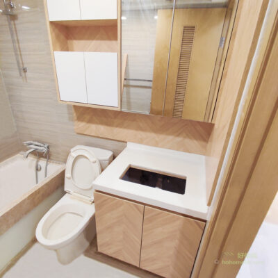 好傢俬的浴室櫃選用的細芯實木板材，飾面是高分子貼膜的防水納米結構表層，可防止水珠滲透，即使用作浴室櫃的材料也非常合適