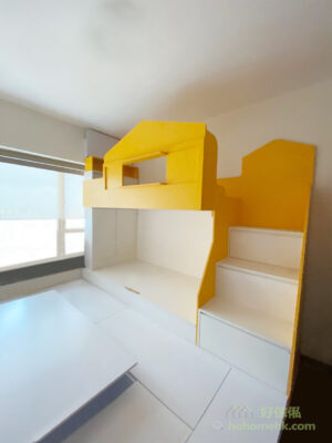 客人就選了一款亮黃色，做成房屋型的上舖床圍欄和側板，不只能為空間注入活力，還可以明確地劃分出活動空間和休息區域