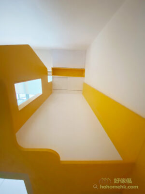 客人就選了一款亮黃色，做成房屋型的上舖床圍欄和側板，不只能為空間注入活力，還可以明確地劃分出活動空間和休息區域