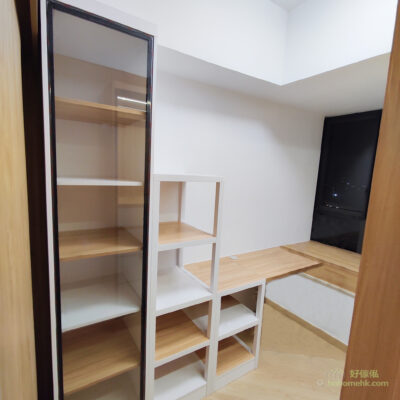 階梯式展示，可以用不同高度及類型的家具組成，由最高的衣櫃，到中等高度的層架，再來使用最矮的梳妝台，營造別緻的層次感。