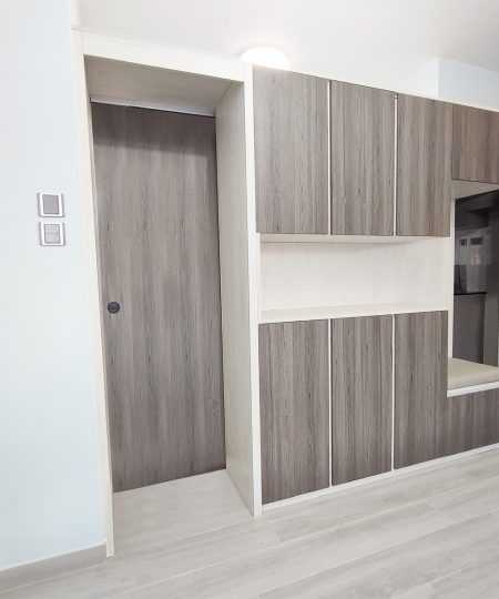 間房櫃的高度與房門或大門的高度相同,一致的高度令視覺更簡潔,不會有散亂的感覺