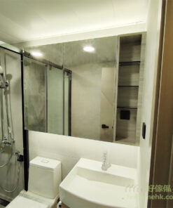 近年酒店風格的傢俬很受歡迎，浴室櫃都可以融入酒店風格，在鏡櫃上方加入隱藏式燈槽，做到「滲光」的高雅效果。加上大量的白色映襯下，更顯簡潔、乾淨。