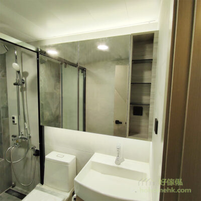 近年酒店風格的傢俬很受歡迎，浴室櫃都可以融入酒店風格，在鏡櫃上方加入隱藏式燈槽，做到「滲光」的高雅效果。加上大量的白色映襯下，更顯簡潔、乾淨。