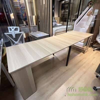 The work surface of Vito+ space-saving extendable dining table can be extended from 50 cm to 255cm quickly. No matter teenagers or women can extend the dining table easily.