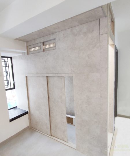 這個間房櫃是一個多用途空間,上層是工人房,下層既可儲物,亦有書枱方便工作或看書