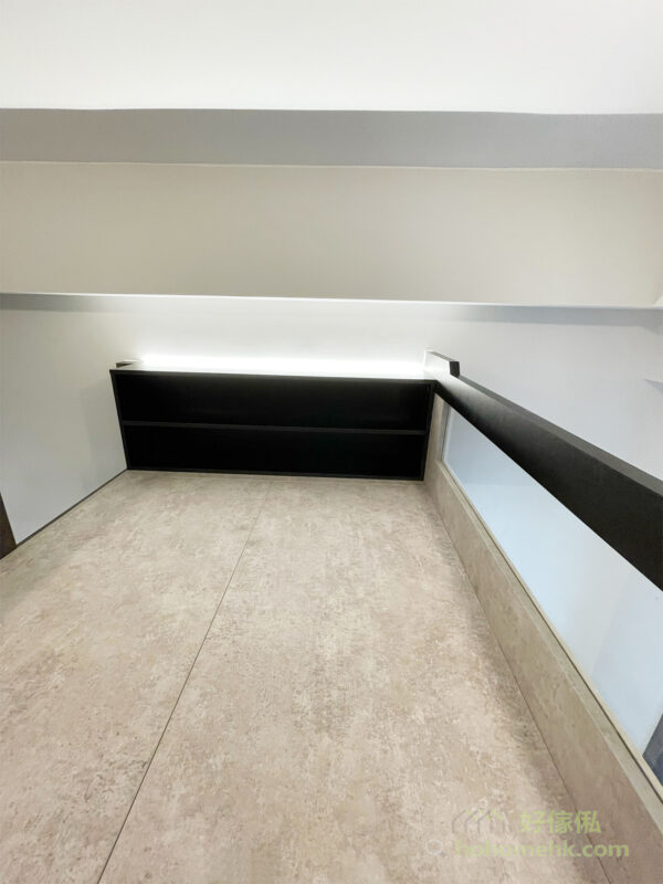 閣樓的圍欄、爬梯、枱腳都選用鏤空的設計，令窗外的光線可以照遍整個室內空間
