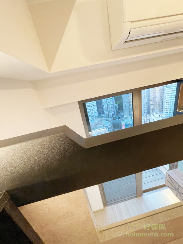 閣樓的圍欄、爬梯、枱腳都選用鏤空的設計，令窗外的光線可以照遍整個室內空間