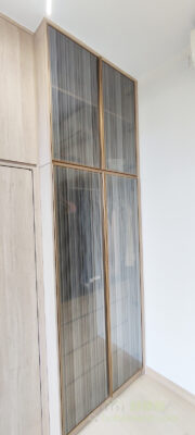 用厭了普通的木門衣櫃，又一直猶豫玻璃門會太透明，太多衣服或者摺得不夠整齊會令視覺顯得很雜亂，拉絲玻璃可能是你的新選擇！