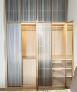 用厭了普通的木門衣櫃,又一直猶豫玻璃門會太透明,太多衣服或者摺得不夠整齊會令視覺顯得很雜亂,拉絲玻璃可能是你的新選擇!