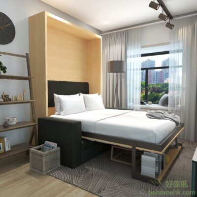 LivoS變形床打開後的雙人床，鋪白色床品同兩個白枕頭、深色軟包床頭板、淺木色背板連暖白燈帶，床尾搭著灰色針織毛毯，床架下露出黑色支撐腳同收納雜物，右邊大窗外見樓景同綠化，旁邊有灰色座地燈。