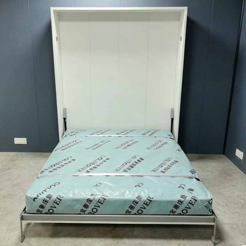 正面拍攝已打開的白色Livo直翻變形床，淺藍色包裝床褥鋪在中央金屬床架，上面有兩條固定帶，床箱靠深藍牆身。