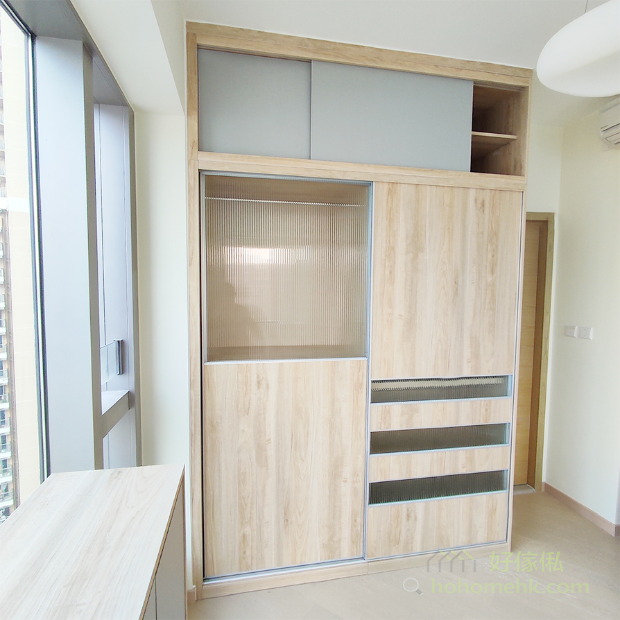 衣櫃趟門採用長虹玻璃與木板的拼接設計，兩邊不對稱的設計為房間增加不少趣味。