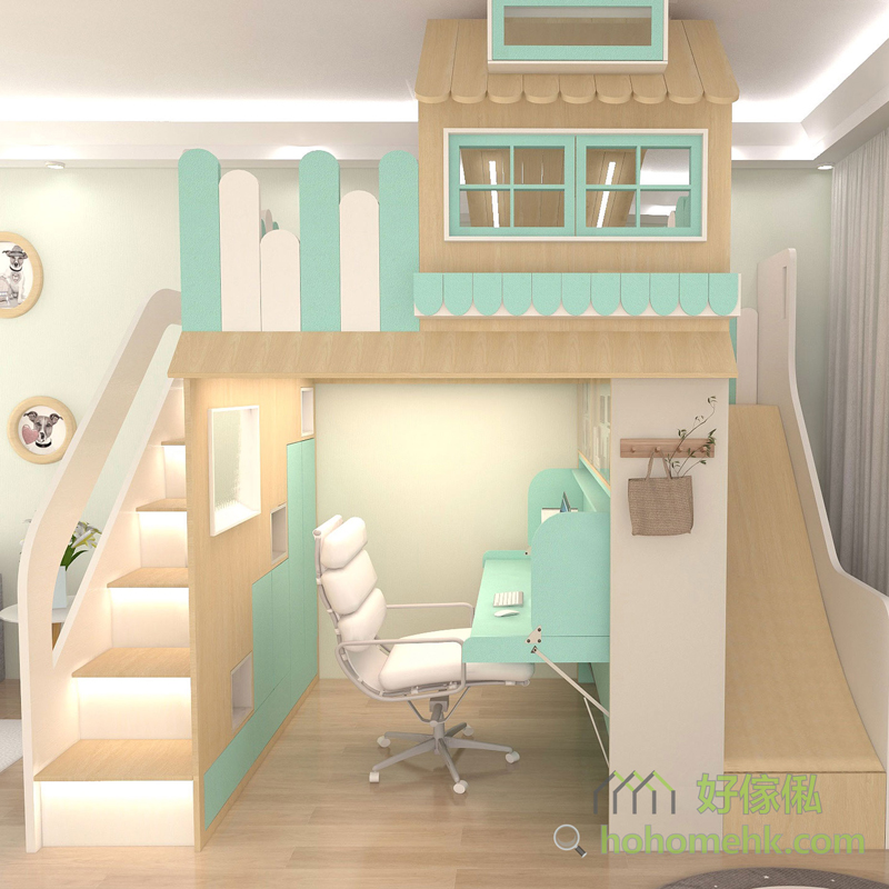 兒童訂造屋仔閣樓床俯視全景，淺木色板材配翠綠色面板，上層閣樓有翠綠白色木柵欄及屋頂扇形瓦片造型，右側滑梯延伸，左側樓梯每級有LED燈，下層書枱連白色人體工學椅，右側設掛衣鈎，薄荷綠牆，淺木地板