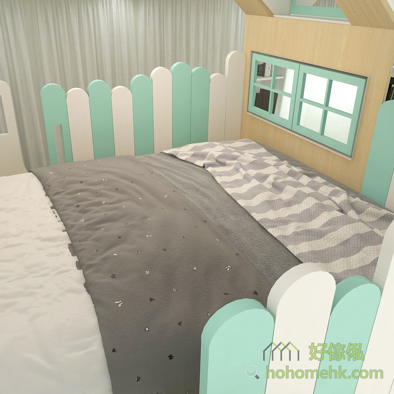 兒童屋仔閣樓床上層睡眠空間近景，翠綠白色相間雪條棍圍欄三面圍繞，灰色及灰白間條被鋪，右側淺木色牆板嵌入翠綠色六格方窗框，屋頂斜面淺木色，灰色窗簾背景，地面淺木地板