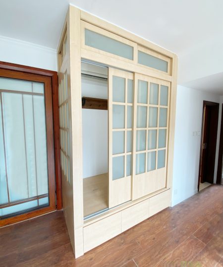 間房上方的氣窗與趟門可以獨立開關,減少間房內的壓迫感。