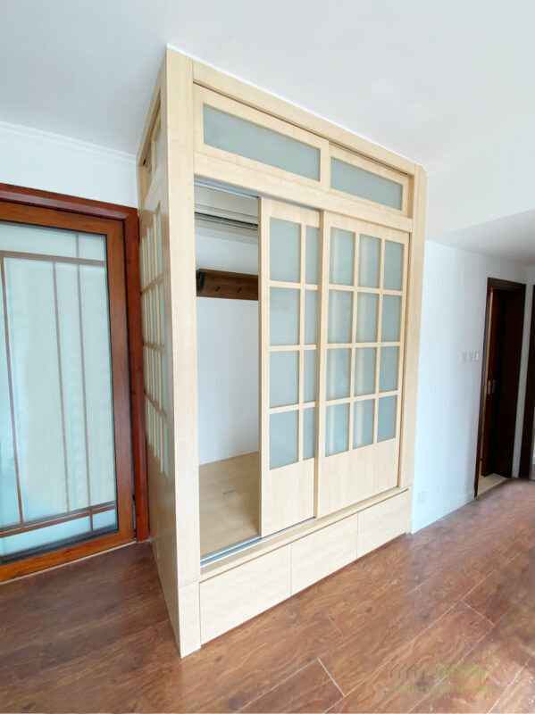 間房上方的氣窗與趟門可以獨立開關，減少間房內的壓迫感。