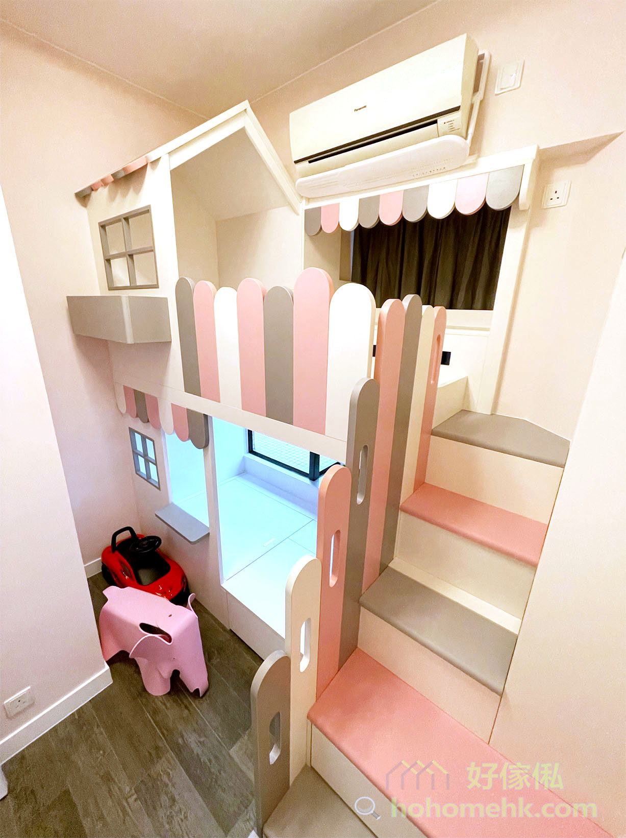 兒童房訂造屋仔上下床側面完整視圖，白色屋仔造型帶粉紅灰色裝飾，右側設粉紅灰交替踏面樓梯通往上格床，書架貼牆設置，房間地板換為淺色木紋，冷氣機安裝於床架後上方。