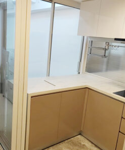 玻璃廚房做成趟門設計，如果雙邊都做玻璃趟門，全部打開後馬上變成一個開放式廚房，關上玻璃門就可以防止油煙傳到客廳，解決開放式廚房的問題。