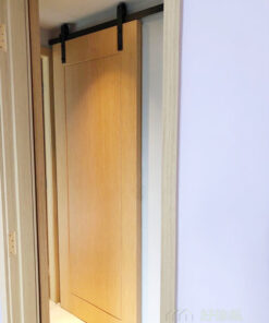 穀倉門是吊趟門的變奏,同樣沒有地軌,直接看到金屬零件,更有粗獷、原始的味道,多數會用於廚房門、睡房門或者客廳與房間之間的分隔。