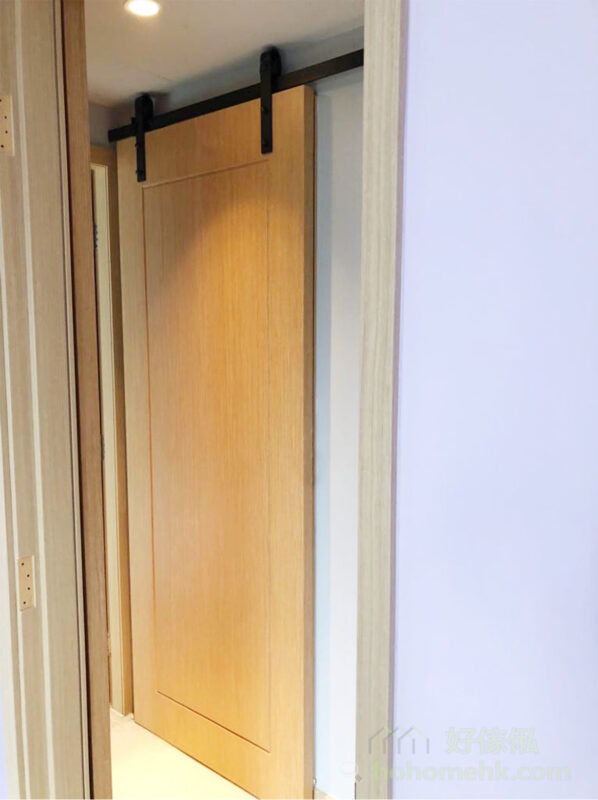 穀倉門是吊趟門的變奏，同樣沒有地軌，直接看到金屬零件，更有粗獷、原始的味道，多數會用於廚房門、睡房門或者客廳與房間之間的分隔。