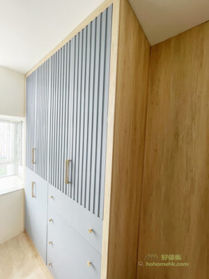 藍色條子板可以做睡房的特色牆，也可以用在衣櫃門上，配合淺金色拉手，衣櫃馬上升級！