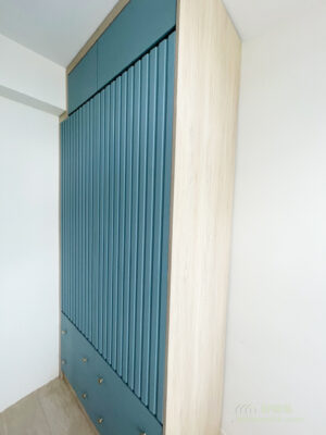 藍色條子板可以做睡房的特色牆，也可以用在衣櫃門上，配合淺金色拉手，衣櫃馬上升級！