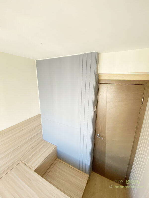 條子牆和條子門也可以用於睡房牆身和衣櫃門，客人就大膽地選用了藍色條子配木系傢俬的組合，展現個人品味同時配襯非常舒服、柔和。