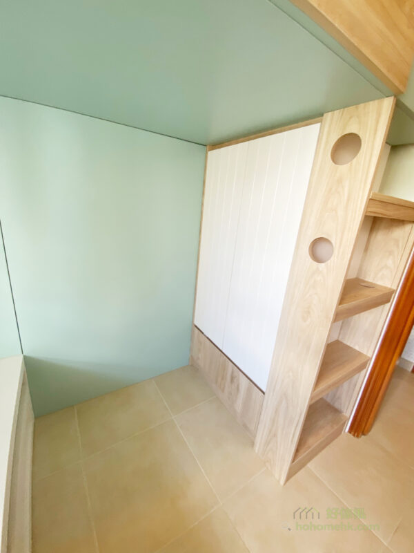 拼色的傢俬組合，不只美觀，亦可利用顏色劃分空間的用途，例如下床的衣櫃，白色櫃門部份是掛衣區，淺木色則是櫃桶區，方便整理及收納。