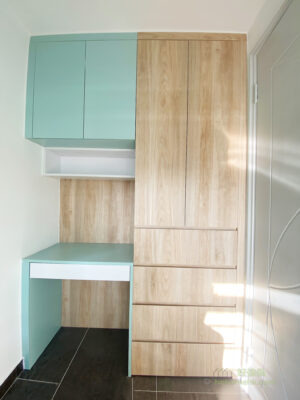 拼色的傢俬組合，不只美觀，亦可利用顏色劃分空間的用途，又例如衣櫃書櫃組合，用粉綠和淺木色分開書櫃區和衣櫃區，同時做到風格融合的效果。