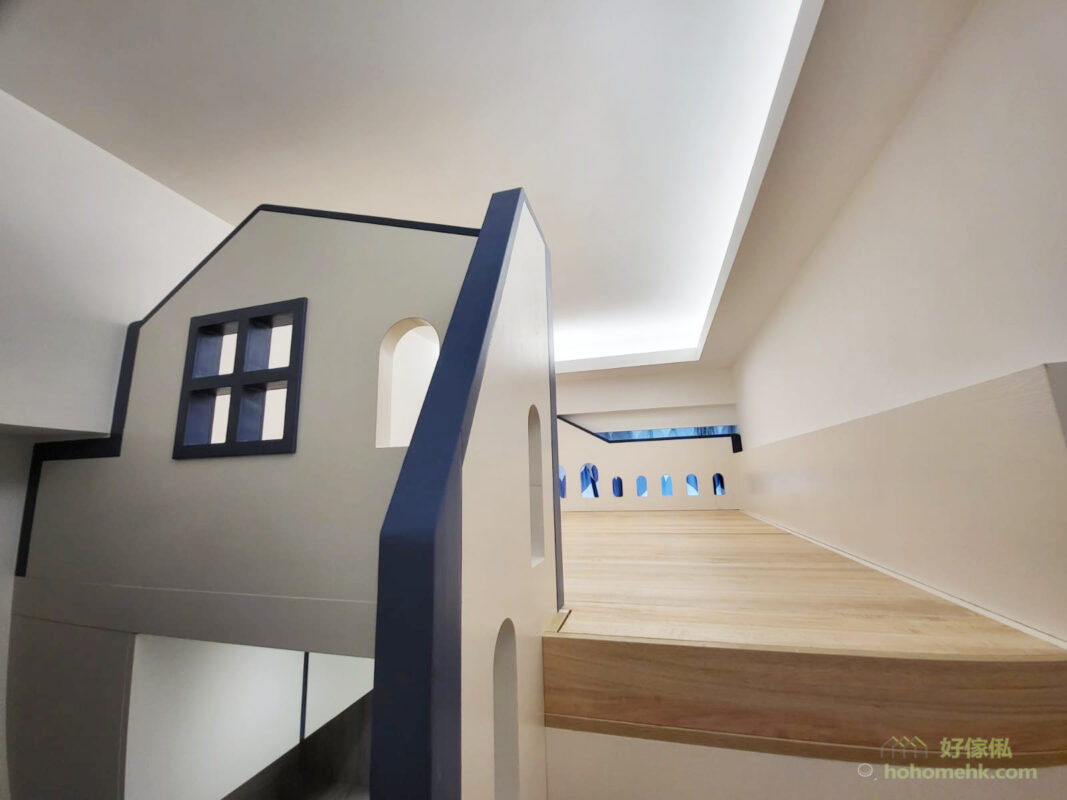 以「邊框式拼色」效果，設計出一個深藍色的邊框，由樓梯櫃一直延伸到整個閣樓圍欄。