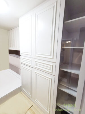 睡房內的衣櫃門也選用歐式花線門板，統一全屋風格。