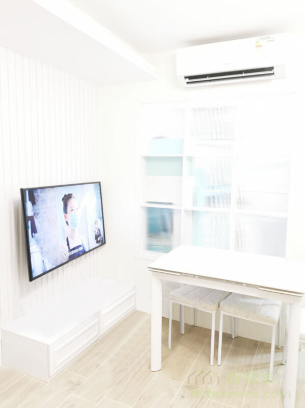 電視機只要配上電視掛架就可以直接裝在間房牆上，配上簡單的電視地櫃，簡約又好看。