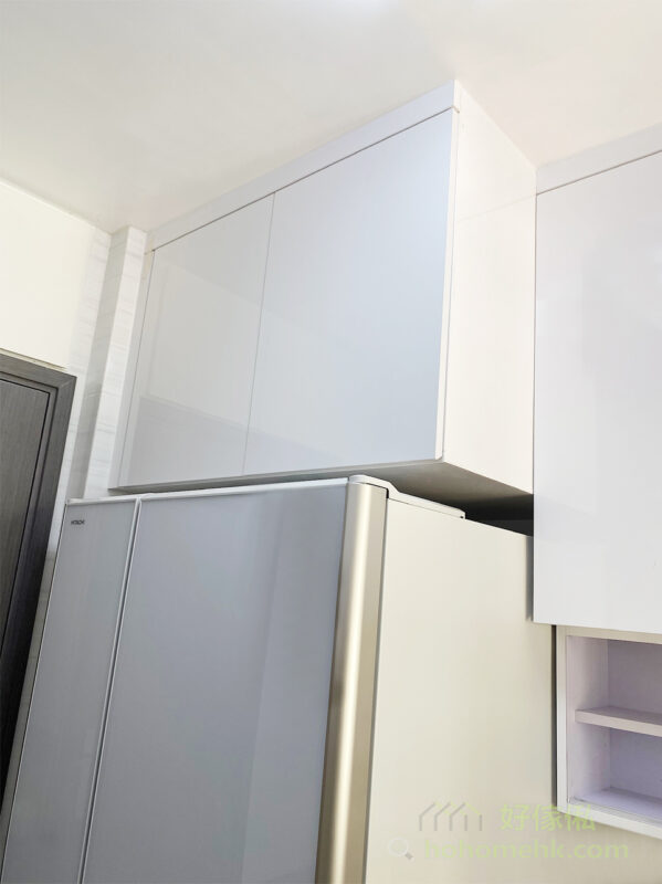看得見哪裡髒才更有動力去好好清潔，這樣自然可以保持廚櫃清潔啦。而今次的客人更是選擇高光亮面的白色廚櫃，表面非常光滑，超易打理，而且反光效果出色，廚房更顯明亮舒適。