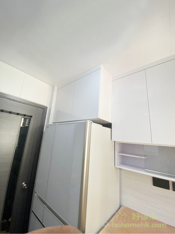 盡量延伸平面空間是保持廚房清潔的小竅門，這個竅門也適用於櫃門的開門方式，選擇暗抽而不用拉手，在清潔時也會更方便。