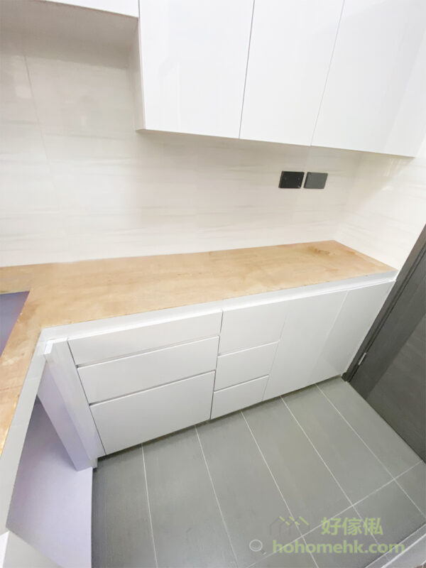 訂造廚櫃時可以留意一下吊櫃的高度和尺寸，盡可以選擇高度一致的吊櫃設計，減少轉角位置出現﹐清潔時更就手方便。