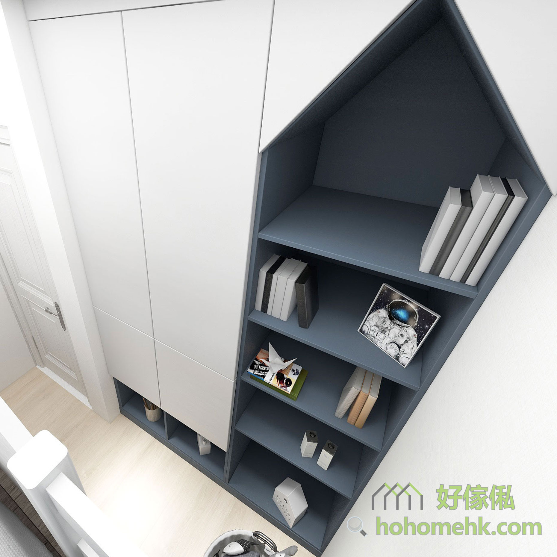 兒童房書架特寫俯視3D效果圖，藍灰色屋仔型開放書架設五層不等深格位，擺放書本、太空人圖卡及裝飾品，書架旁白色掩門衣櫃簡潔落地，地板淺木色，右下角見電腦椅扶手