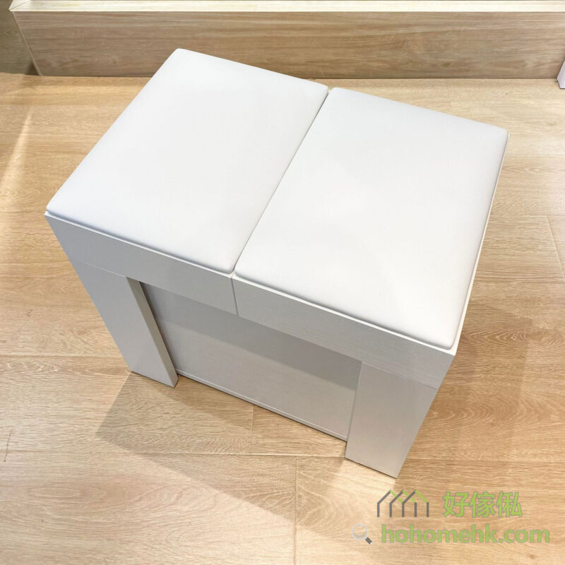伸縮櫈的白木紋配白色皮質坐墊，設計簡約好看。板厚18mm的高密度纖維板，承重力佳，櫈底有四個滑輪，方便移動到家中不同地方使用。
