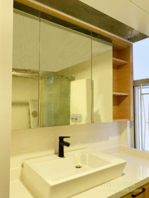 The open storage space on the side and the large mirrored bathroom vanity are simple and clean in design, and can store a lot of small things.