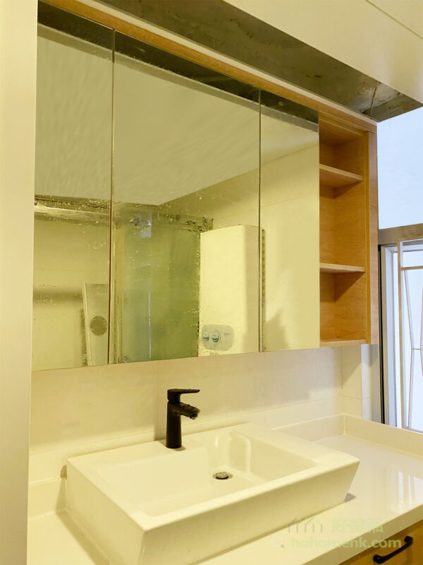 在鏡櫃旁邊加上開放式的層板，方便擺放常用的梳洗用品，可以邊照鏡邊拿到需要用的護膚品或剃鬚用品。