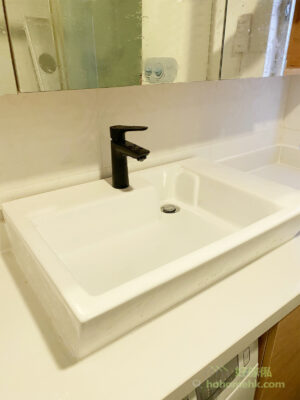 When customers choose an above-counter basin, they should pay attention to the height between the mirror cabinet and the countertop. If the reserved height is not enough, they should consider buying a relatively shallow basin and a short faucet.