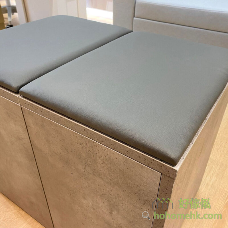 伸縮櫈默認為深灰色人造皮坐墊，耐髒、容易清潔。可加錢轉其他坐墊顏色。